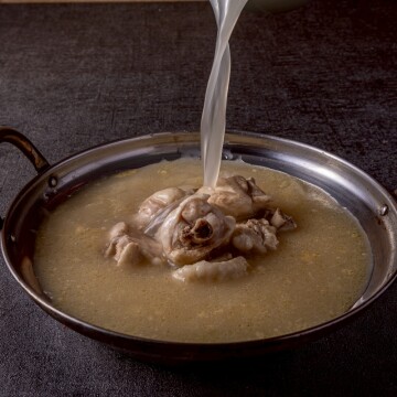 冬季限定でお店で炊き上げた出汁をベースにした水炊きを提供。