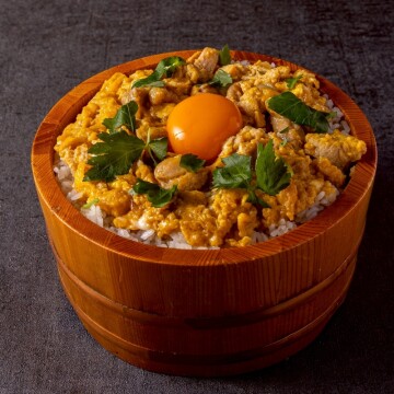 〆には新鮮卵をふんだんに使った親子丼