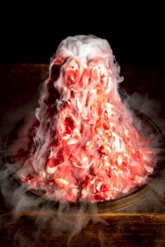 「ラム肉タワー」に使用する「富士肉皿」は彫刻家によるオリジナルデザイン