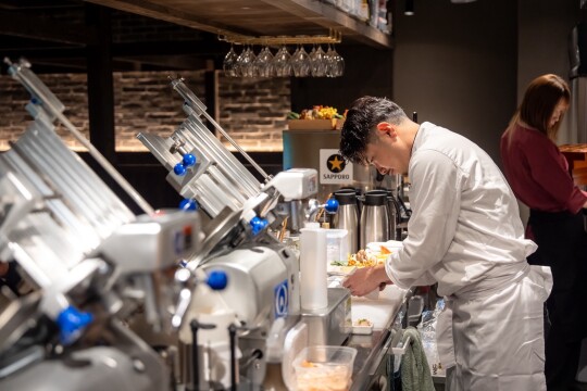 極薄ラム肉はオーダーごとにスライサーでカットしてお出しします