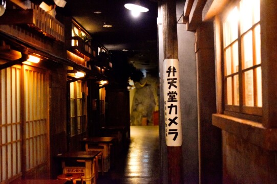 ▲　手がかりが散らばる事件の舞台　▶