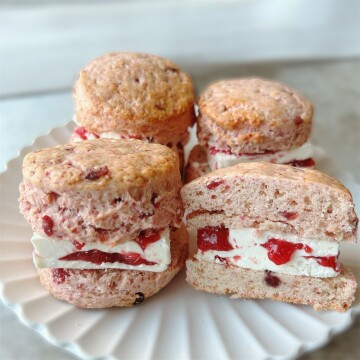 はじまりの紅茶【石垣いちごとフランボワーズのショコラバターサンドスコーン】