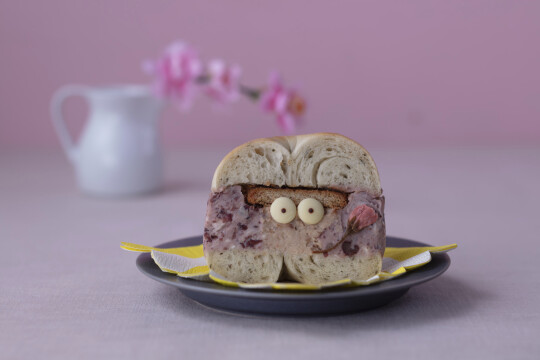 ぐるてんずカヌレ／小麦研究所【桜いちごチーズケーキベーグルサンドちゃん】