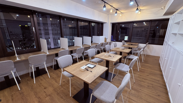 はてな珈琲店東京池袋店の店内の様子(夜)