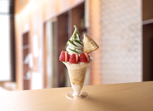 【かふぇあま屋 NISEKO】「春のニセコMt.yotei パフェ《いちご&アップルクランブル》」