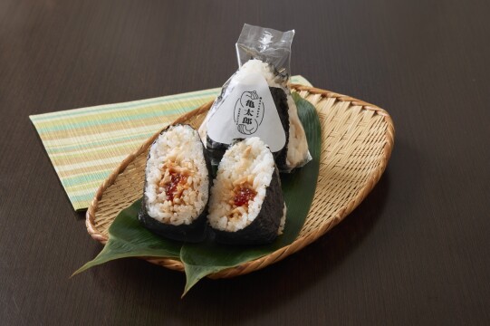 【鮭まぶしおむすび 亀太郎】 「桜ますとます子」