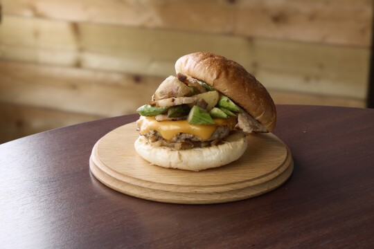 【富良野ぷちぷちバーガー】 「富良野産アスパラガスと越冬じゃがいもと自家製ベーコンの和牛チーズバーガー」