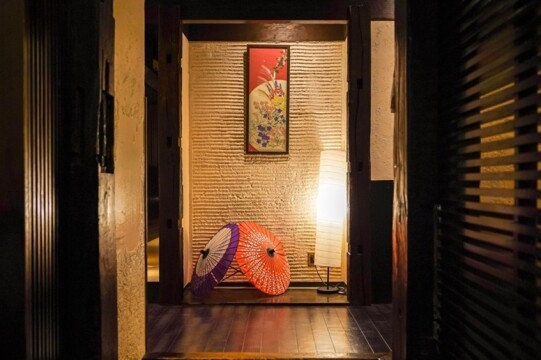 落ち着いた和の雰囲気の『金の蔵』の店内。冷房の効いた涼しい客席で『なな菓』のかき氷をお召し上がりください。