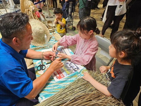ワークショップでは「ベチバー」を使ってミサンガを作る体験も