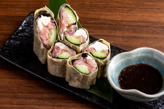 鮪と湯葉のチーズ巻き　880円(税込)